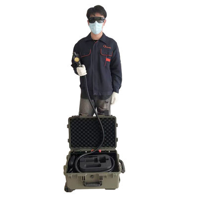 가방을 레이저로 청소하는